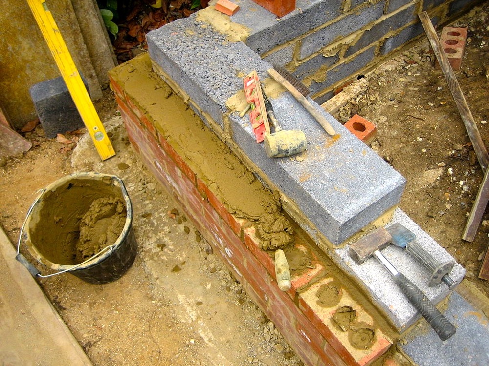 <a href=file_brick_and_block_laying.html target="_new">Image by Mark.murphy at English Wikipedia</a> released via <a href=index-882.html target="_blank">Creative Commons CC BY-SA 3.0</a>